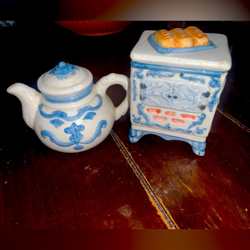 Vintage Tea Pot & Oven Salt & Pepper Shaker Set